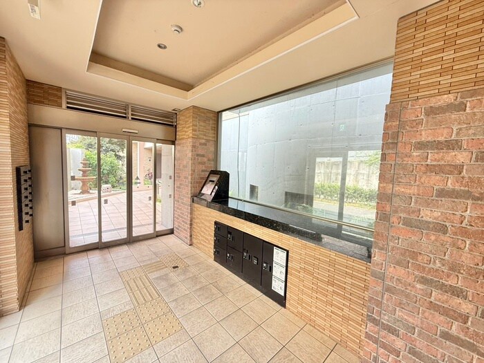 物件外観写真2　(エントランス部分)