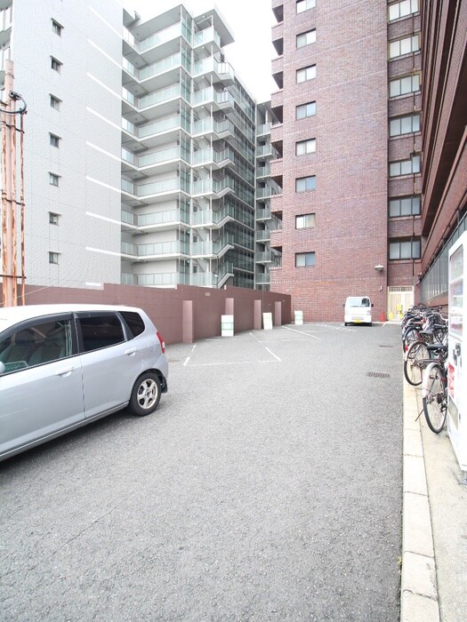 物件外観写真4　(駐車場)