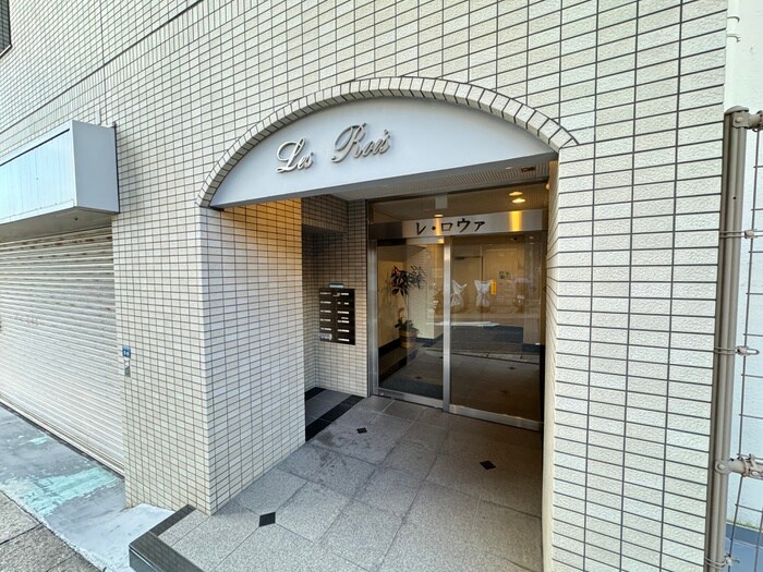 物件外観写真3　(エントランス部分)