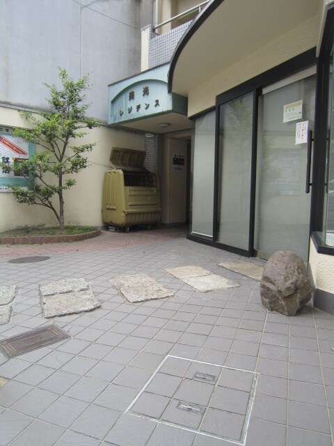 物件外観写真2　(エントランス部分)