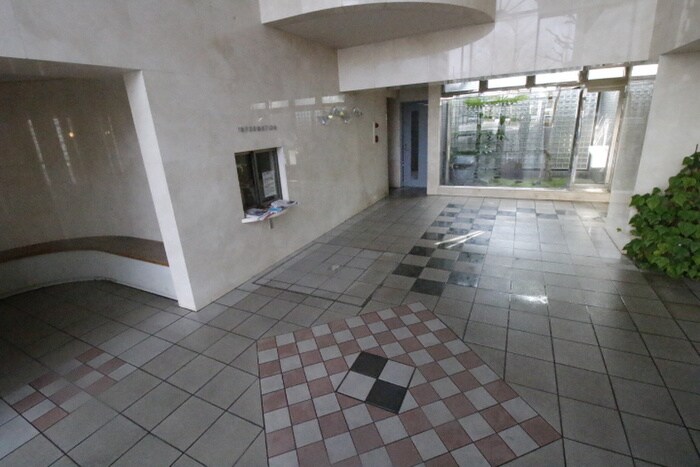 物件外観写真2　(エントランス部分)