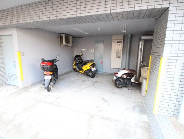物件外観写真4　(バイク置き場)