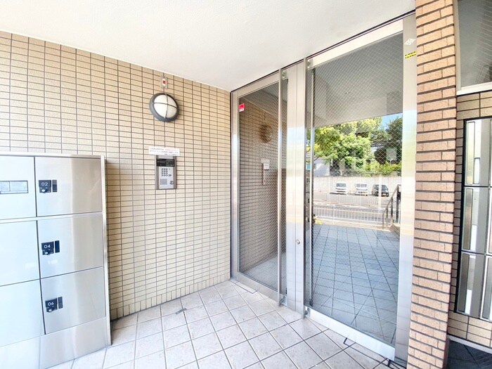 物件外観写真2　(エントランス部分)