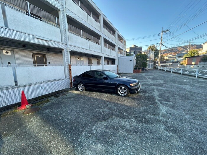 物件外観写真3　(駐車場)