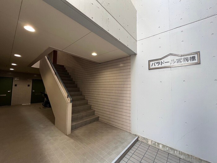 物件外観写真3　(エントランス部分)