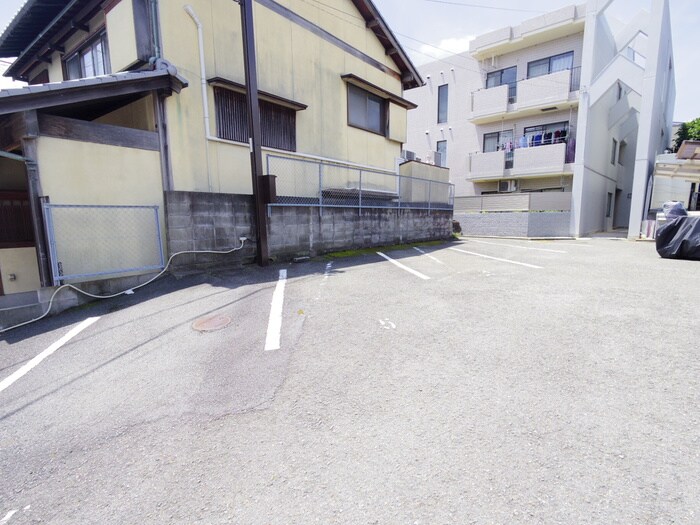 物件外観写真5　(駐車場)