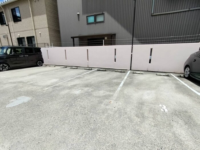 物件外観写真4　(駐車場)