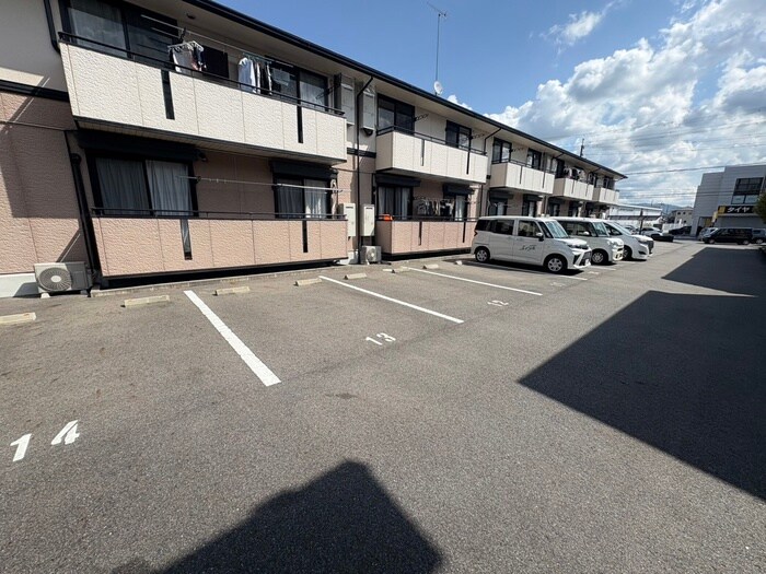 物件外観写真2　(駐車場)