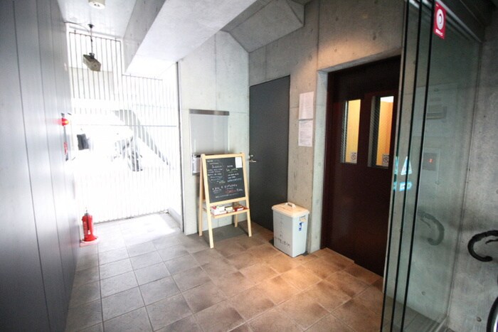 物件外観写真3　(エントランス部分)