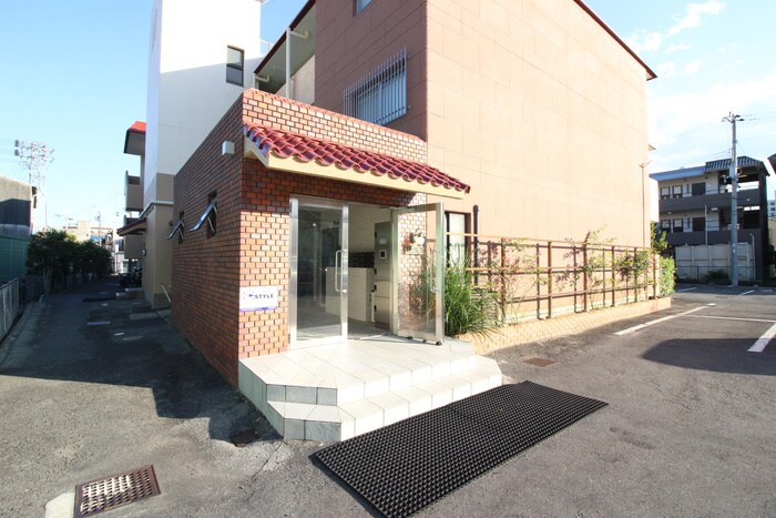 物件外観写真2　(エントランス部分)