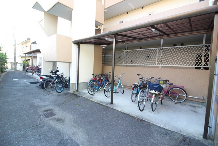 物件外観写真4　(バイク置き場)