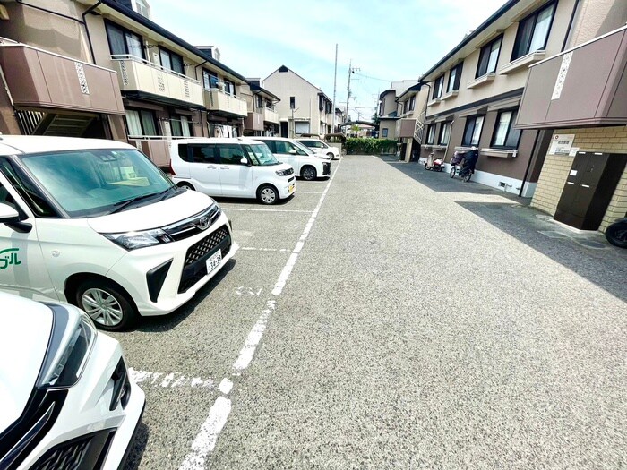 物件外観写真4　(駐車場)