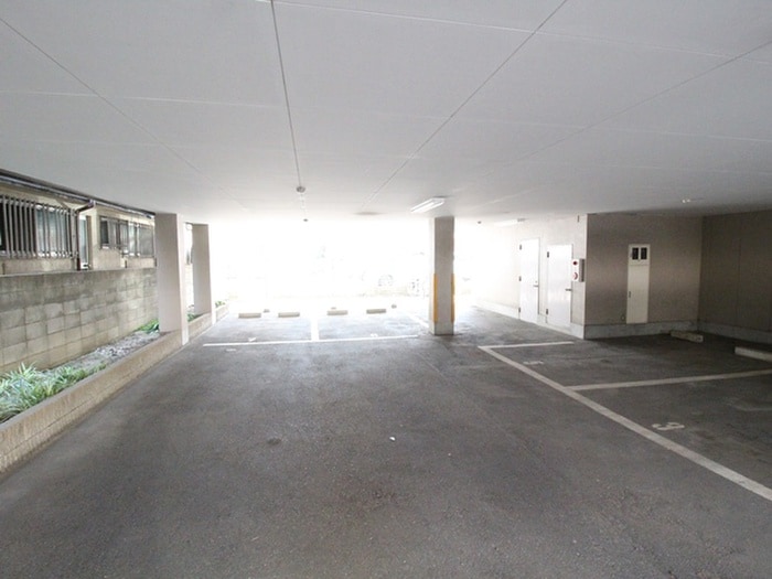 物件外観写真4　(駐車場)