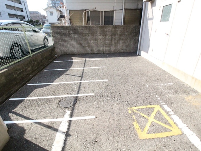 物件外観写真5　(バイク置き場)