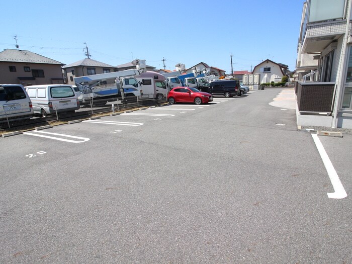 物件外観写真2　(駐車場)