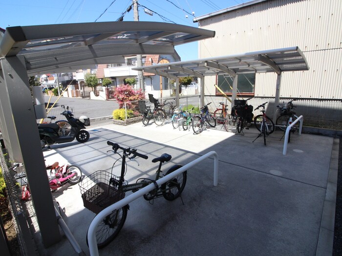 物件外観写真3　(駐輪場)