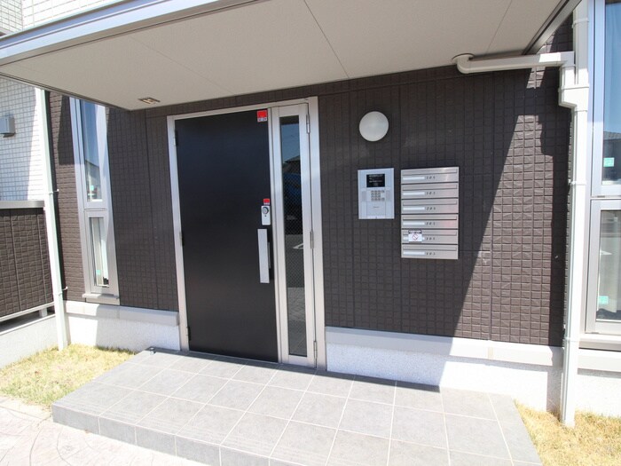 物件外観写真4　(エントランス部分)