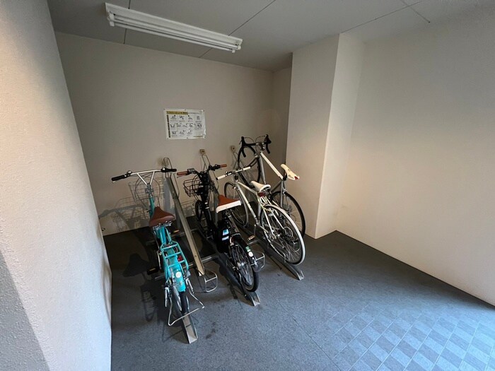物件外観写真4　(駐輪場)