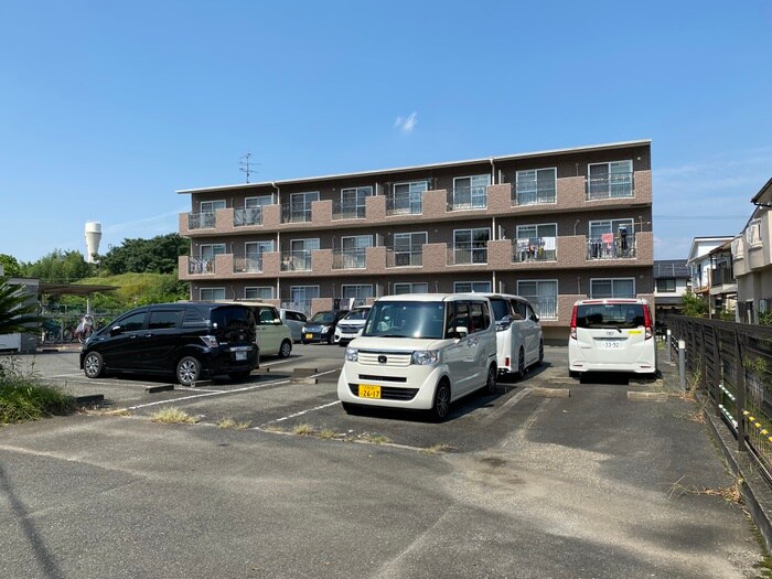 物件外観写真2　(駐車場)