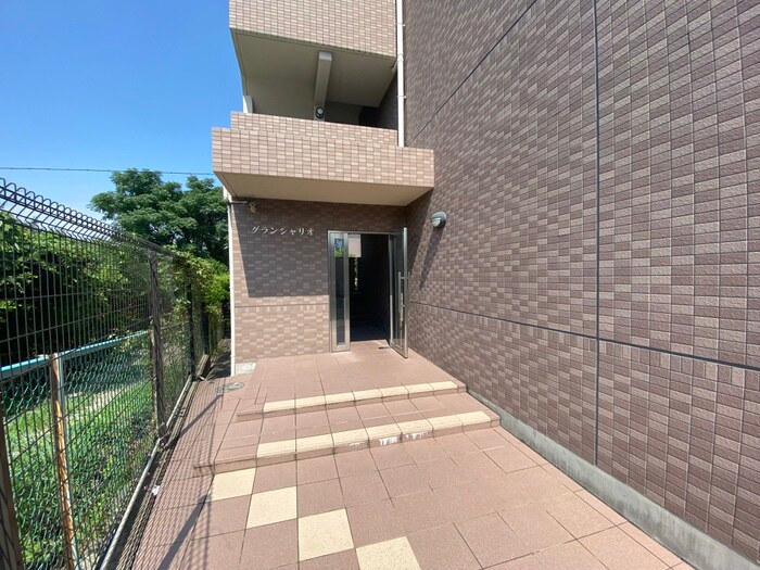 物件外観写真3　(エントランス部分)