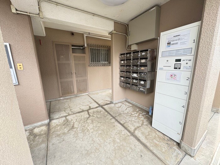 物件外観写真3　(エントランス部分)