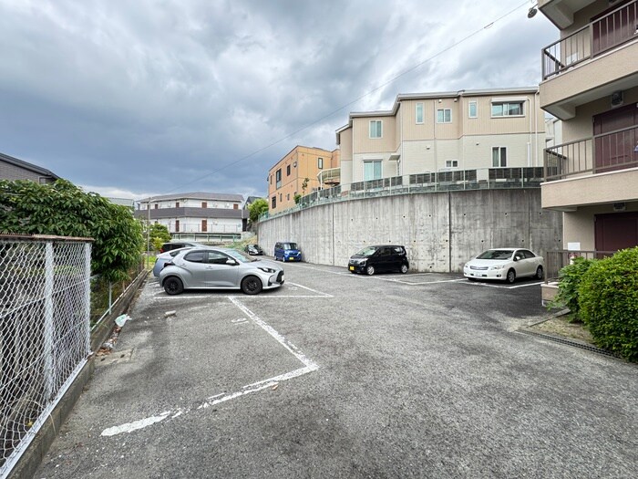 物件外観写真5　(駐車場)