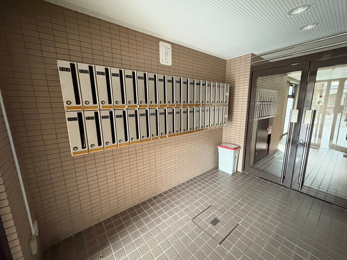 物件外観写真2　(エントランス部分)