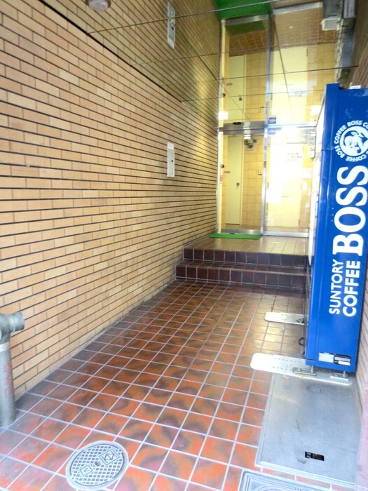 物件外観写真2　(エントランス部分)