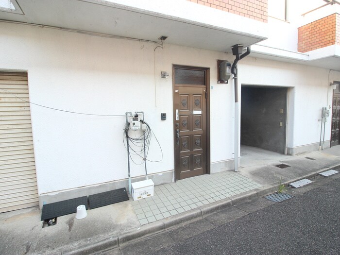 物件外観写真5　(エントランス部分)