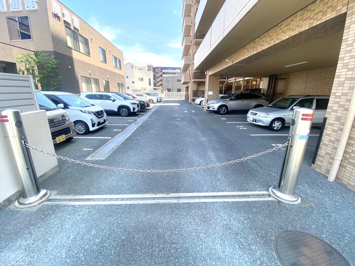 物件外観写真4　(駐車場)