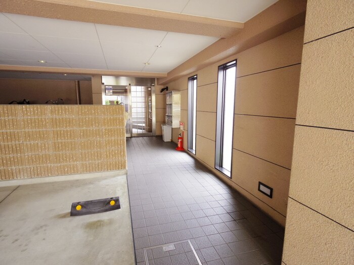 物件外観写真3　(エントランス部分)