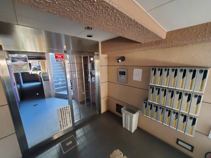 物件外観写真4　(エントランス部分)