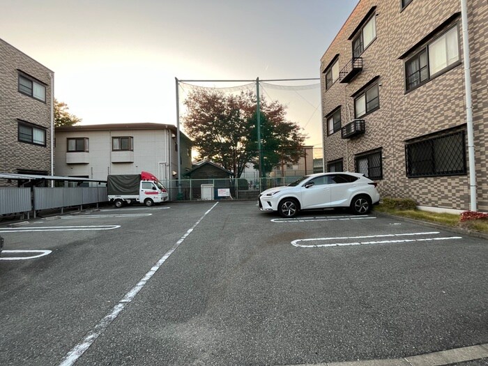 物件外観写真5　(駐車場)