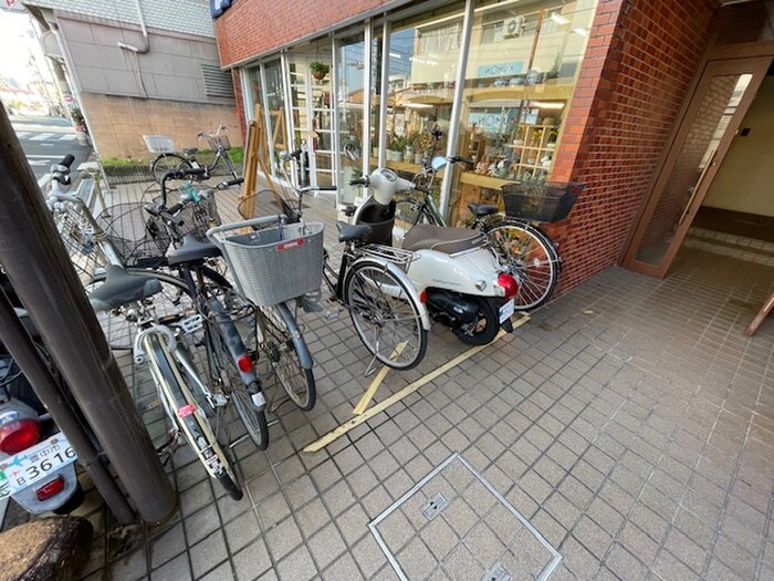 物件外観写真2　(駐輪場)