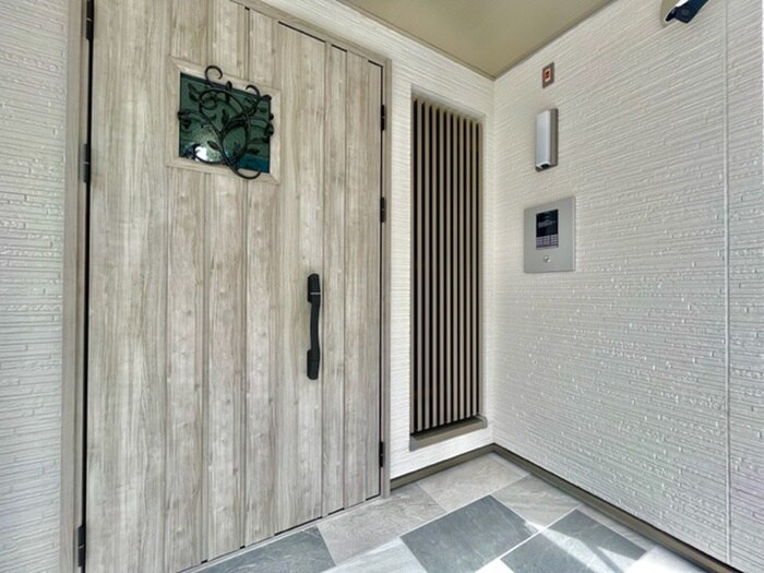 物件外観写真3　(エントランス部分)