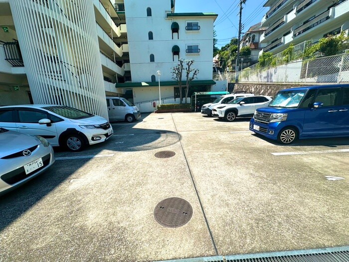 物件外観写真3　(駐車場)