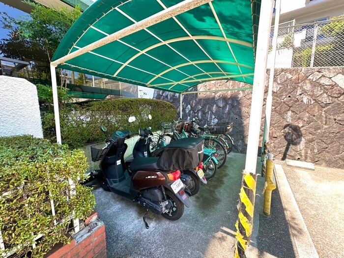 物件外観写真4　(バイク置き場)