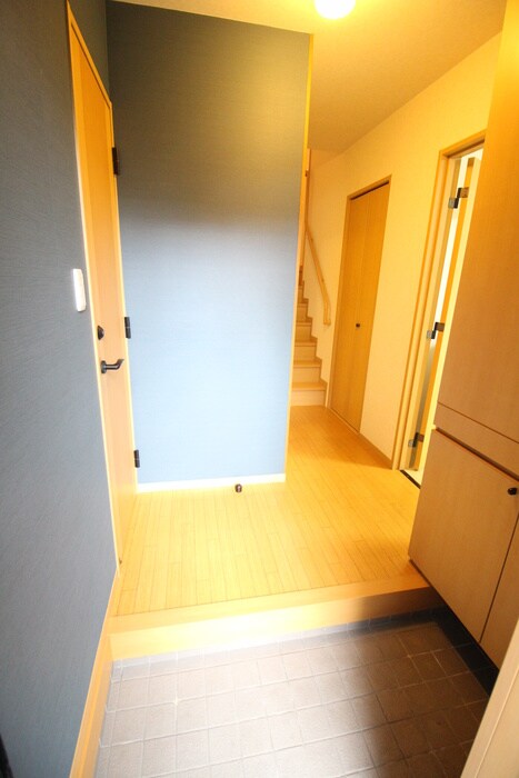 物件内観写真4　(玄関)