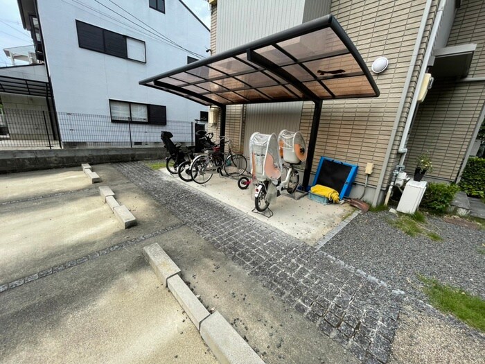 物件外観写真3　(駐輪場)