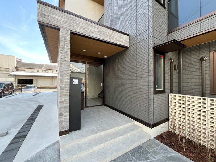 物件外観写真3　(エントランス部分)