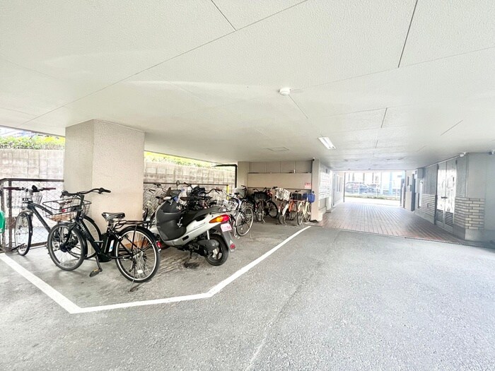 物件外観写真4　(駐輪場)