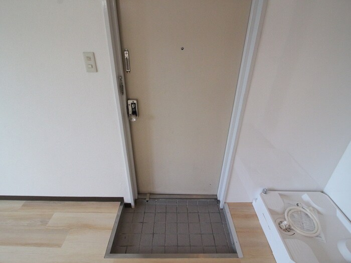 物件内観写真10　(玄関)