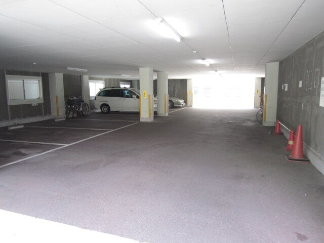 物件外観写真3　(駐車場)