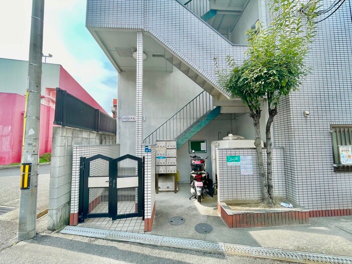 物件外観写真4　(エントランス部分)