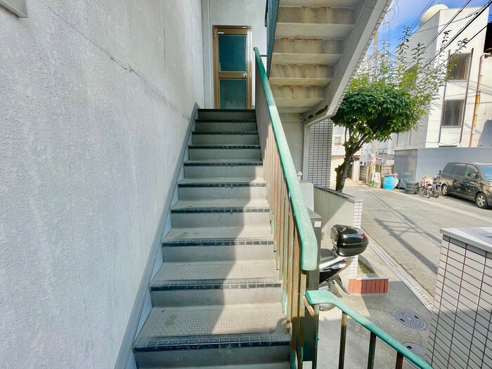 物件外観写真6　(エントランス部分)