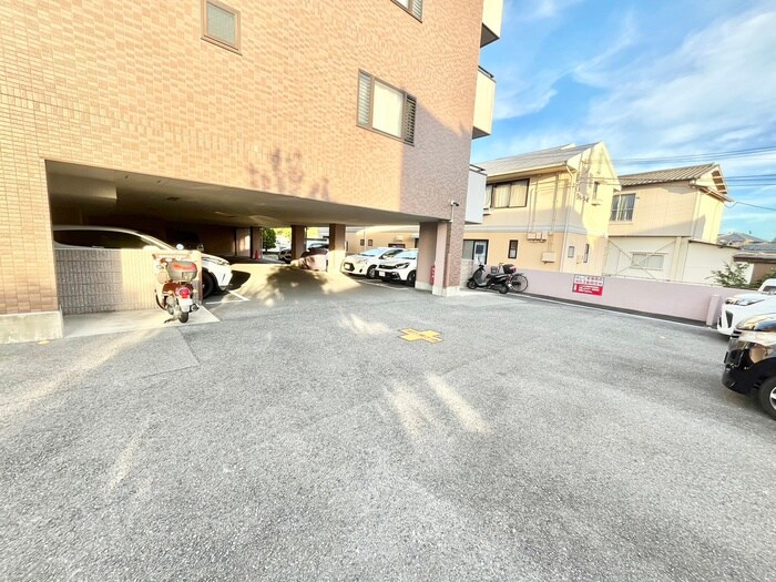 物件外観写真4　(駐車場)