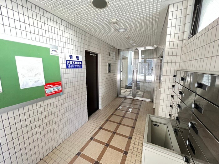 物件外観写真3　(エントランス部分)