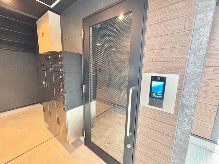 物件外観写真3　(エントランス部分)