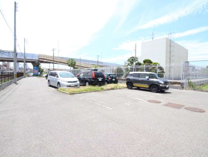 物件外観写真3　(駐車場)