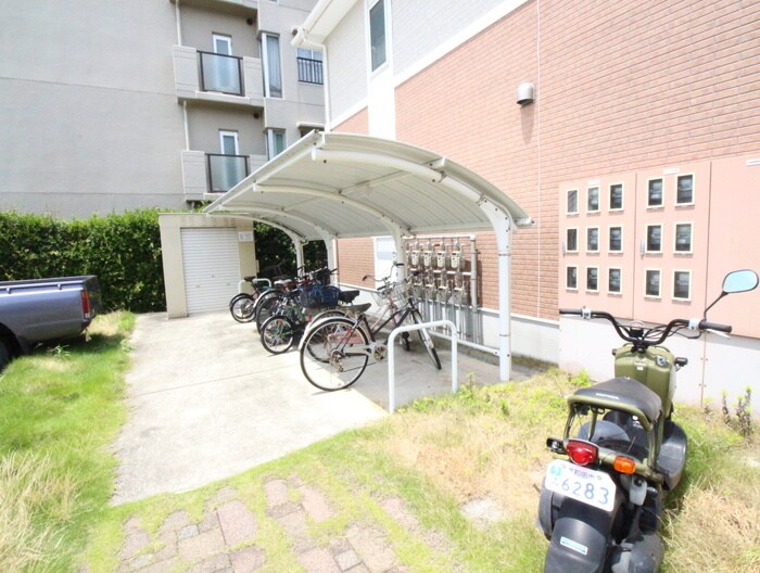 物件外観写真4　(駐輪場)